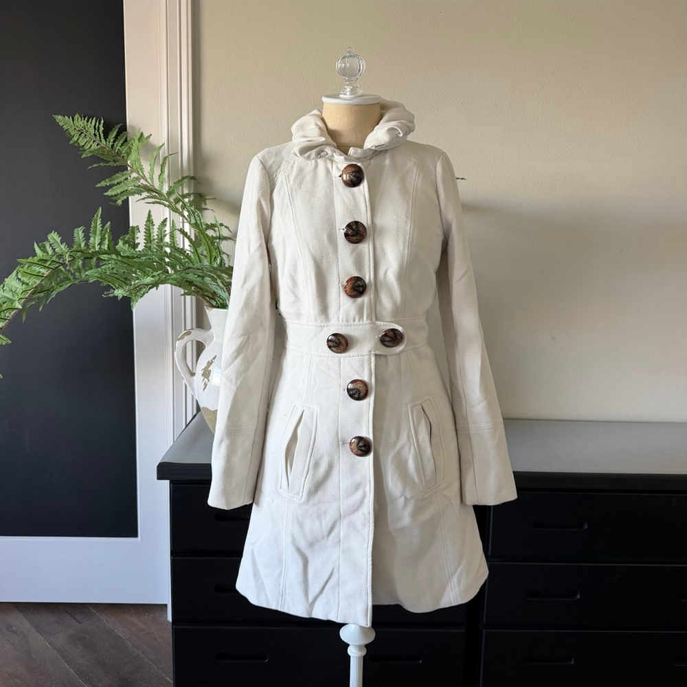 Vintage XOXO White Statement Coat – Ruffle Collar, Tortoise Shell Buttons, S